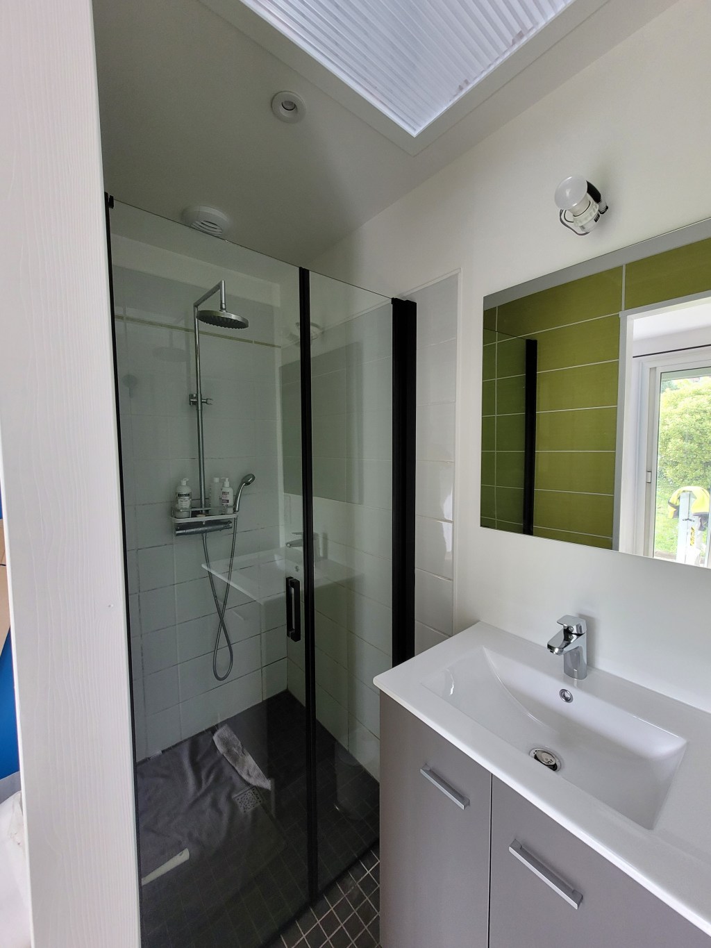 Scinder une salle de bain pour en faire 2 avec entrées&nbsp;séparées.