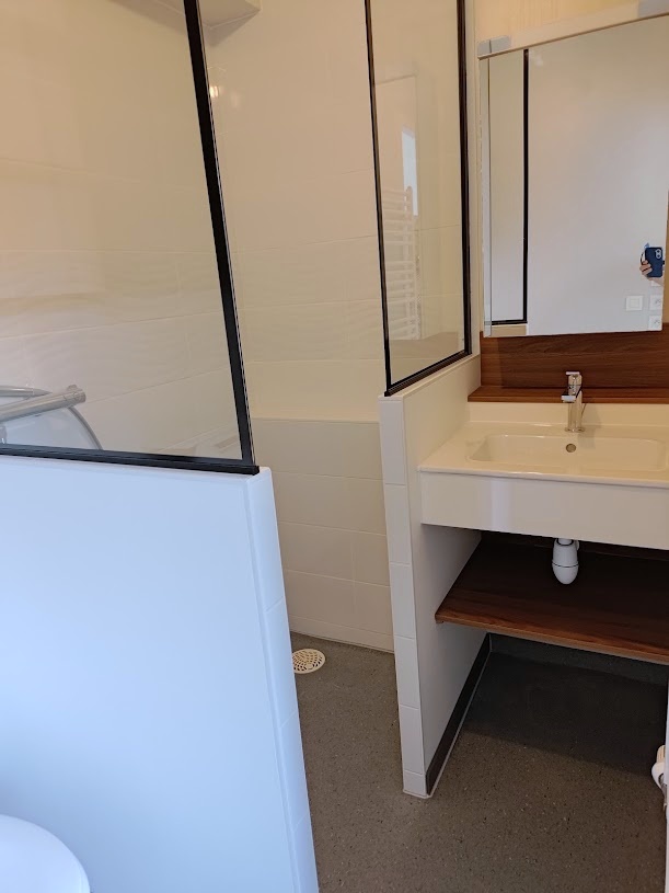 Repenser une petite salle de bain PMR en salle de bain moderne et&nbsp;design